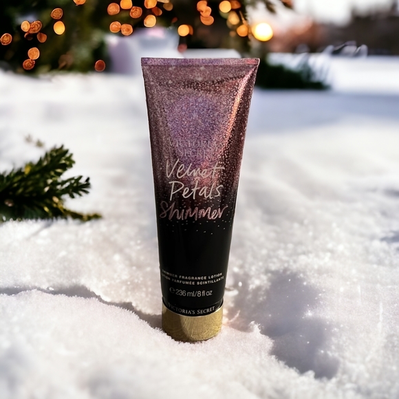 Victoria’s Secret Velvet Petals Shimmer Fragrance Lotion - New Never opened - Picture 2 of 3